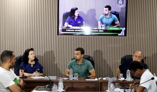 Na última sessão plenária, a Secretária de Educação, Geny Gonçalves de Melo, enfrentou uma sabatina intensa no plenário da Câmara Municipal.