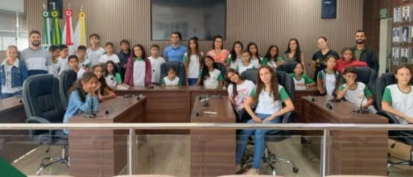 Estudantes do tempo integral da Escola Estadual Custódio Costa participam de visita guiada na sede do Poder Legislativo de Cláudio