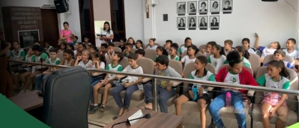 Alunos do quarto ano da Escola Municipal Maria Dias Coelho participam de &#039;aulão&#039; presencial na sede da Câmara de Cláudio