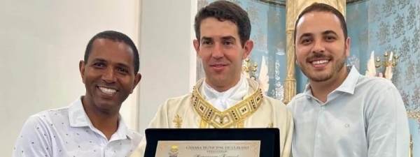 Na manhã do último sábado, dia 09 de dezembro, foi ordenado padre, na igreja matriz do município, o agora sacerdote, filho da terra, Anderson da Fonseca Pereira.