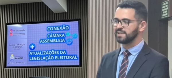 O advogado Paulo Henrique Santos realizou, na noite desta terça-feira (24), a palestra Conexão Câmara Assembleia e Atualização da Lei Eleitoral, em evento na Câmara Municipal de Cláudio aberto à população.