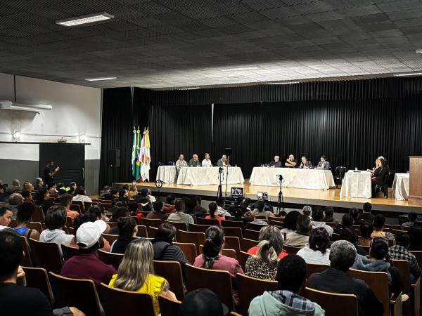 Teve início agora há pouco, na noite desta terça-feira (1º), a primeira audiência pública promovida pela Câmara Municipal de Cláudio para discutir a crise da moradia no município.