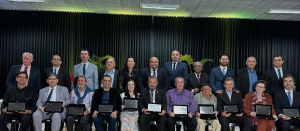 Homenageados recebem o Título de Cidadão Honorário durante sessão solene promovida pela Câmara Municipal de Cláudio