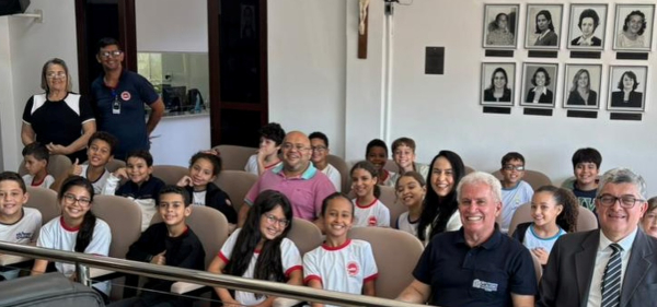 Alunos da Escola Dr. Mateus Salomé visitam a Câmara Municipal de Cláudio