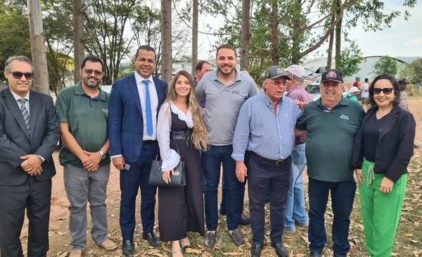 Exibição da Esquadrilha da Fumaça, ocorrida nesta tarde no município vizinho de Carmo da Mata.