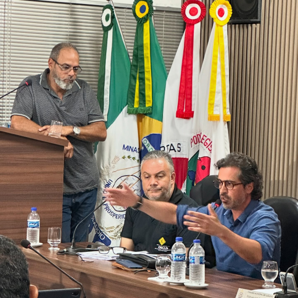 Cidadão utiliza Tribuna Livre para comentar construção de galpões no bairro Dona Quita