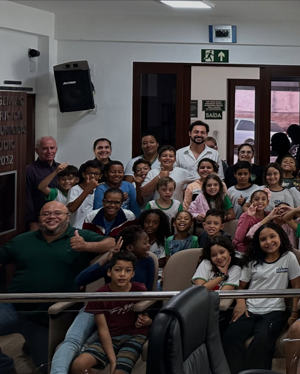 Alunos da Escola Municipal Maria Dias Coelho estiveram conhecendo o funcionamento do Poder Legislativo e as atribuições dos vereadores