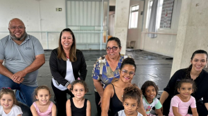 Presidente da Câmara conhece oficina de balé clássico com meninas do município no Clube de Mães Saud Mitre