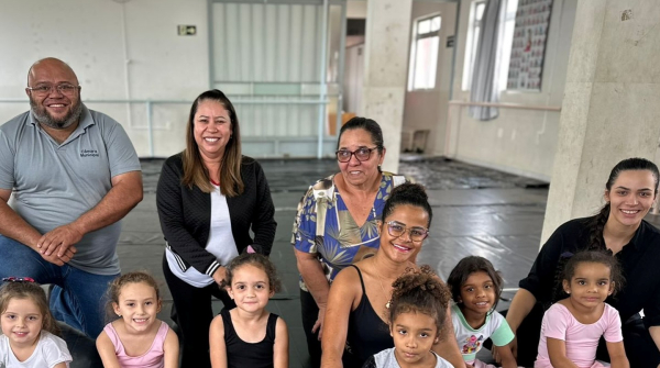 Presidente da Câmara conhece oficina de balé clássico com meninas do município no Clube de Mães Saud Mitre