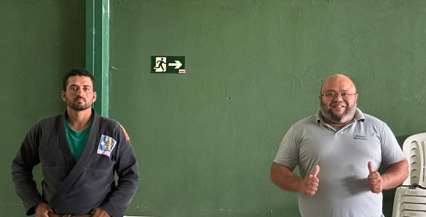 Presidente da Câmara visita projeto social de jiu-jítsu com crianças no Clube de Mães