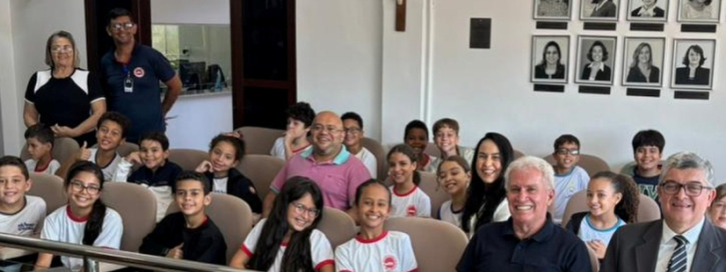 Alunos da Escola Dr. Mateus Salomé visitam a Câmara Municipal de Cláudio