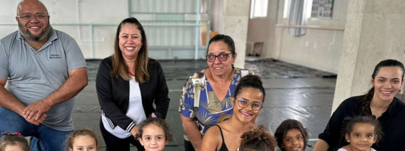 Presidente da Câmara conhece oficina de balé clássico com meninas do município no Clube de Mães Saud Mitre