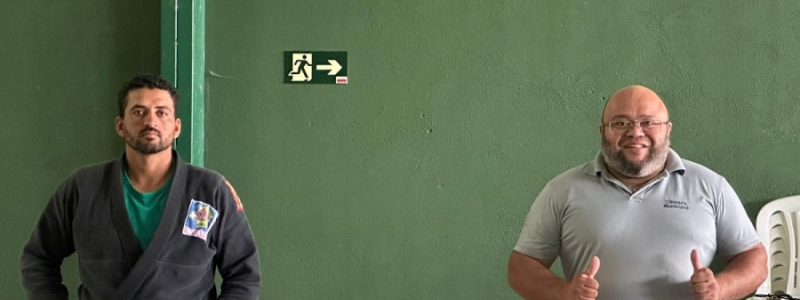 Presidente da Câmara visita projeto social de jiu-jítsu com crianças no Clube de Mães